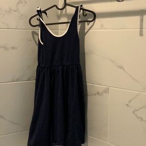 Size 8 Alice and Ames Rare tie shoulder style.